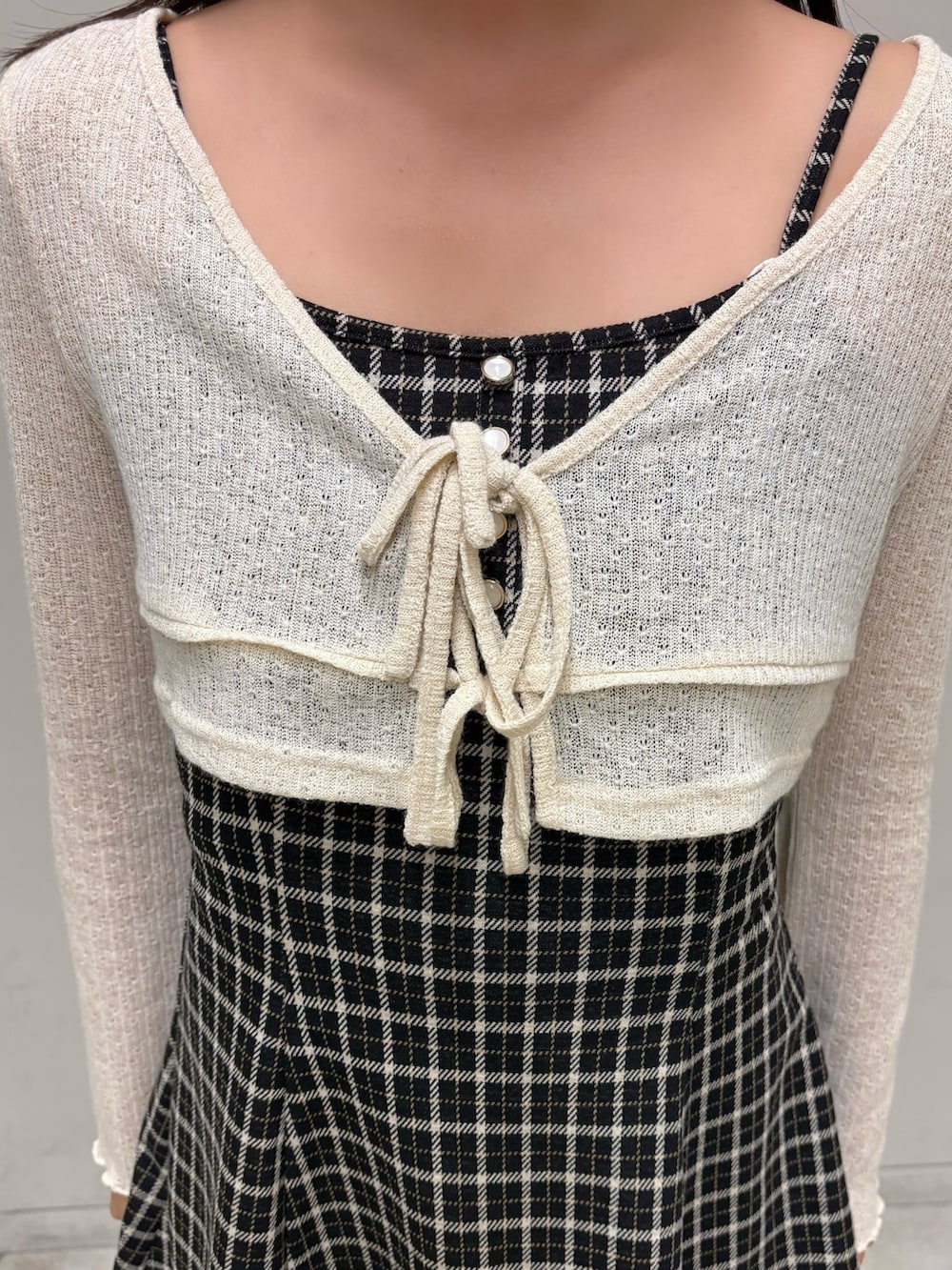 その他のワンピース、ブラック系のブーツを着用したレディースの春コーディネートの4枚目の写真