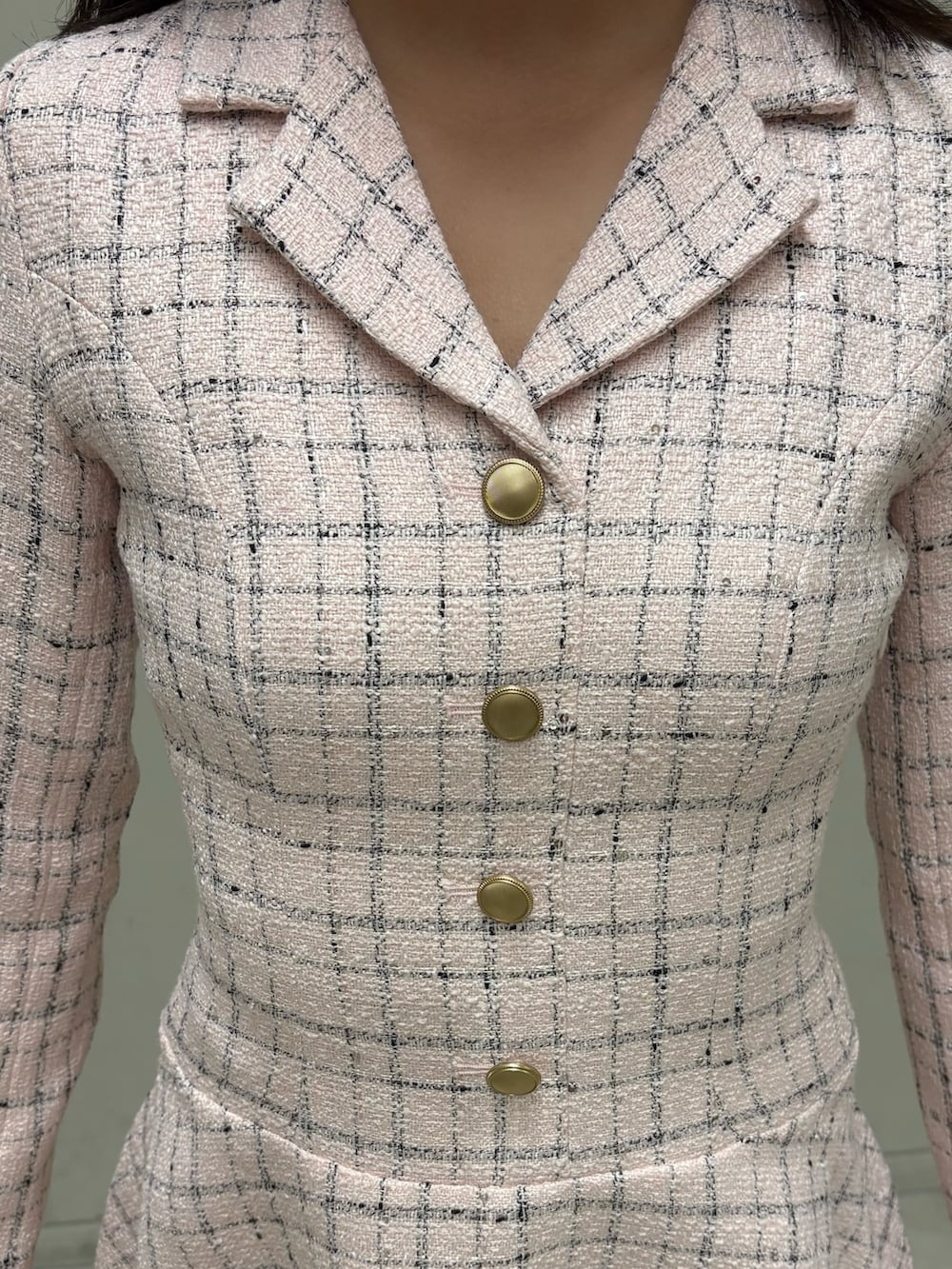 ピンク系のワンピース、ブラック系のブーツを着用したレディースの春コーディネートの4枚目の写真