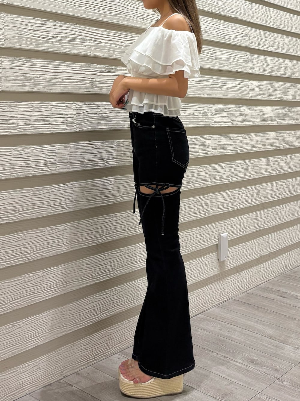 ホワイト系のシャツ/ブラウス、ブルー系のデニムパンツ、ホワイト系のサンダルを着用したレディースの夏コーディネートの2枚目の写真