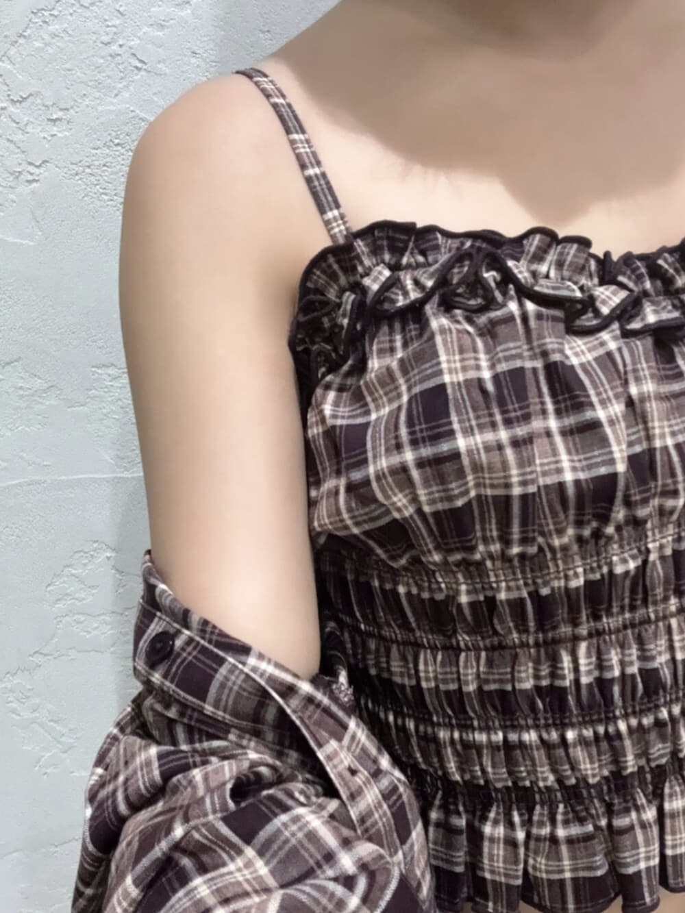 ブルー系のデニムパンツ、ブラック系のパンプス、その他のキャミソールを着用したレディースの夏コーディネートの4枚目の写真