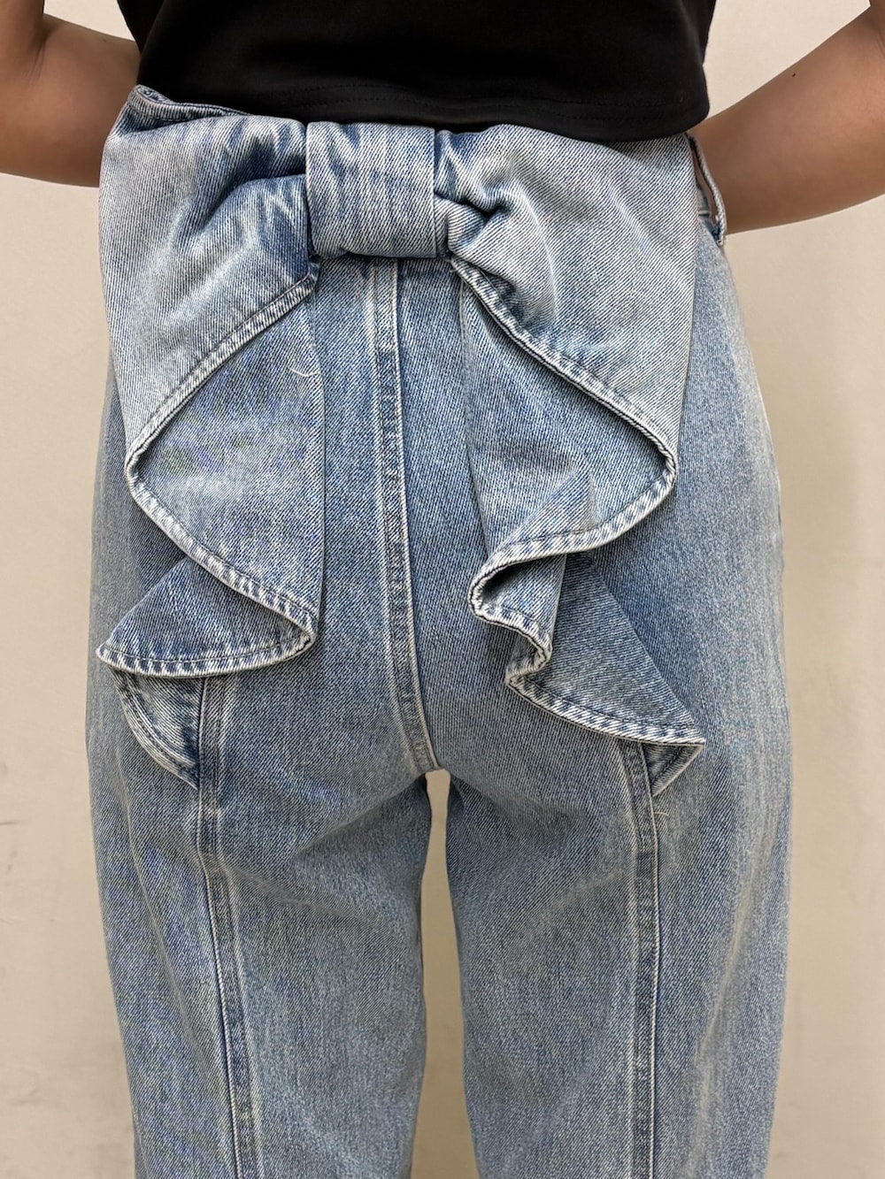 ホワイト系のサンダル、ブルー系のデニムパンツ、ブラック系のTシャツ/カットソーを着用したレディースの夏コーディネートの5枚目の写真
