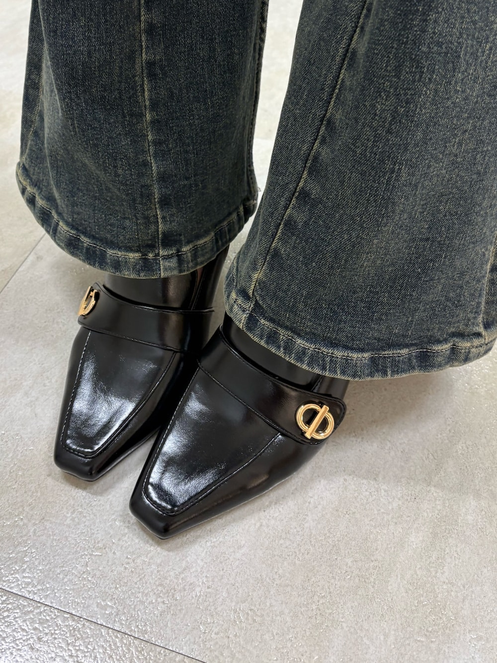 ブラック系のTシャツ/カットソー、ブルー系のデニムパンツ、ブラック系のパンプスを着用したレディースの春コーディネートの5枚目の写真