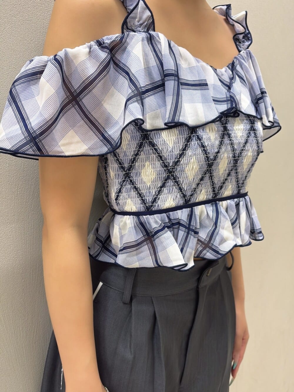 その他のシャツ/ブラウス、グレー系のその他パンツ、ブラック系のサンダルを着用したレディースの夏コーディネートの5枚目の写真