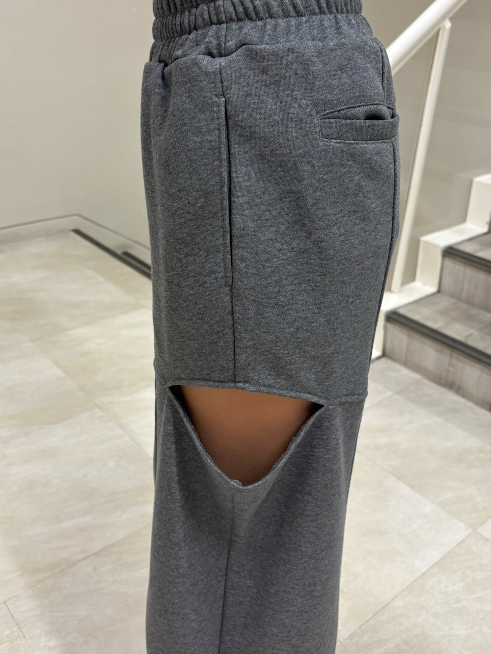その他のタンクトップ、グレー系のスウェットパンツ、ホワイト系のサンダルを着用したレディースの夏コーディネートの4枚目の写真
