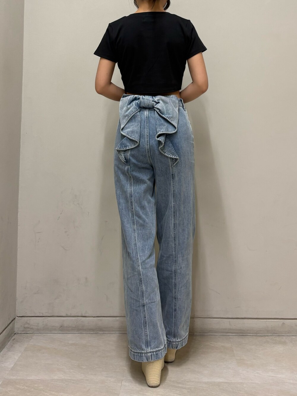 ホワイト系のサンダル、ブルー系のデニムパンツ、ブラック系のTシャツ/カットソーを着用したレディースの夏コーディネートの3枚目の写真