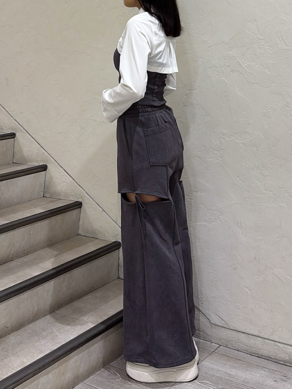 グレー系のTシャツ/カットソー、グレー系のその他パンツを着用したレディースの春コーディネートの2枚目の写真