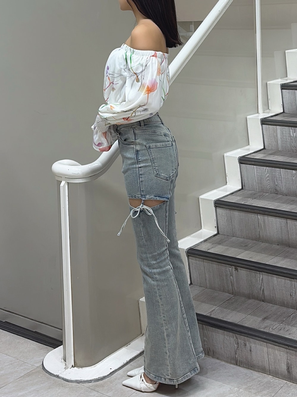 ホワイト系のシャツ/ブラウス、ブルー系のデニムパンツ、ホワイト系のパンプスを着用したレディースの冬コーディネートの2枚目の写真