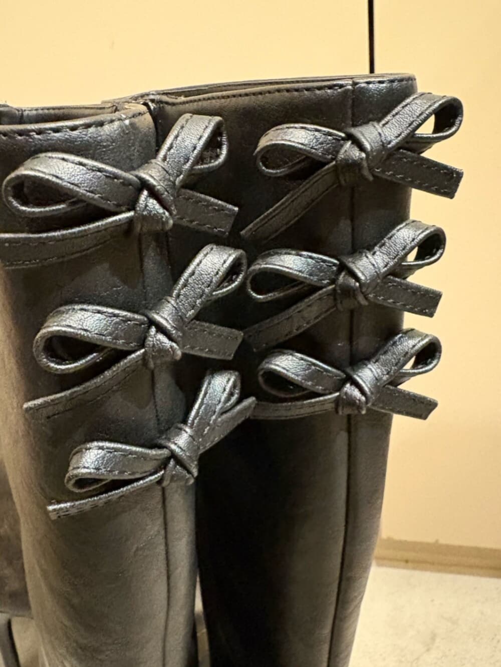 ブルー系のワンピース、ブラック系のブーツを着用したレディースの秋コーディネートの5枚目の写真