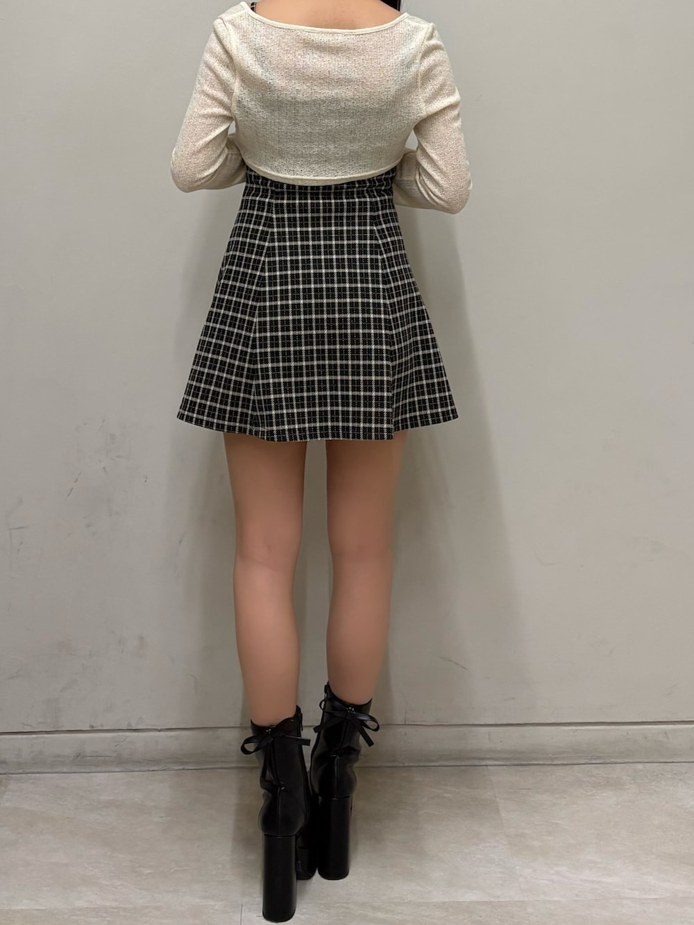 その他のワンピース、ブラック系のブーツを着用したレディースの春コーディネートの3枚目の写真