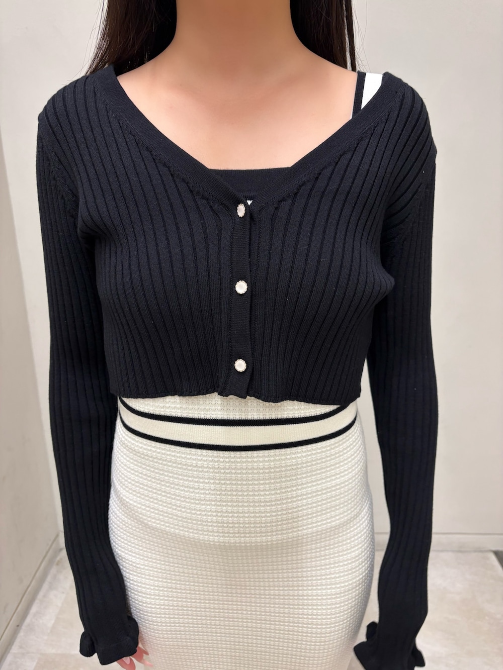 ホワイト系のワンピース、ブラック系のブーツを着用したレディースの春コーディネートの4枚目の写真