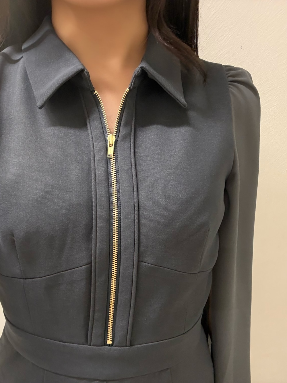 グレー系のワンピース、ブラック系のブーツを着用したレディースの冬コーディネートの4枚目の写真