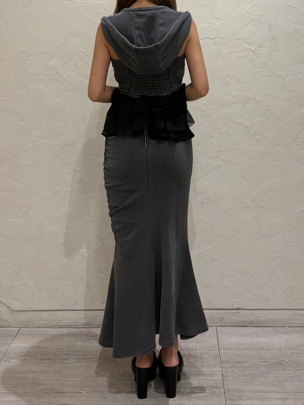 ブラック系のサンダル、グレー系のキャミソール、グレー系のスカートを着用したレディースの夏コーディネートの3枚目の写真