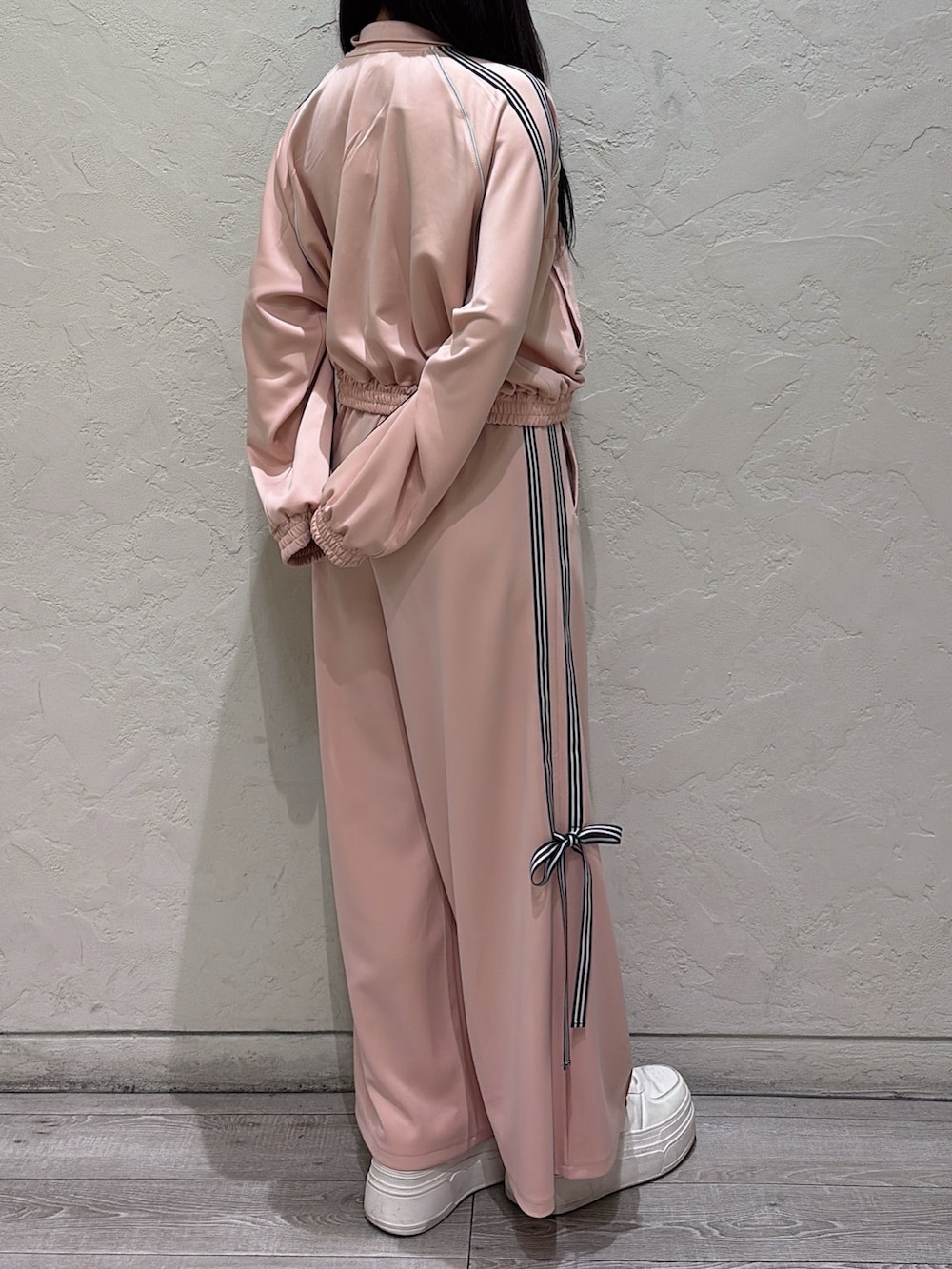 ピンク系のその他アウター、ピンク系のその他パンツを着用したレディースの冬コーディネートの3枚目の写真