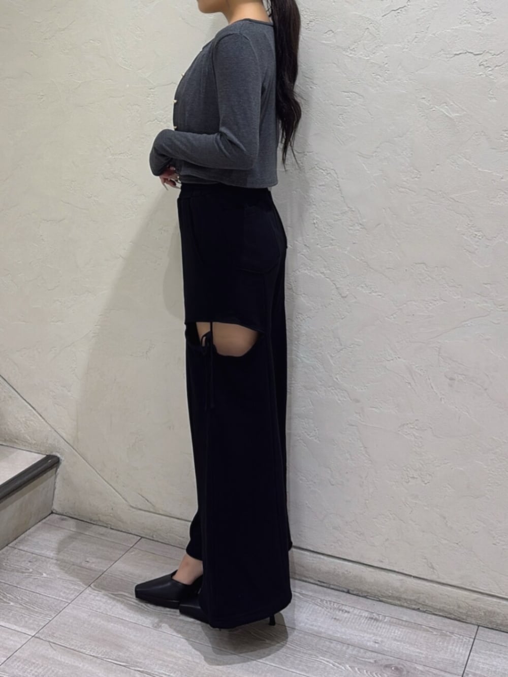 ブラック系のパンプス、グレー系のカーディガン/ボレロ、ブラック系のスウェットパンツを着用したレディースの夏コーディネートの2枚目の写真