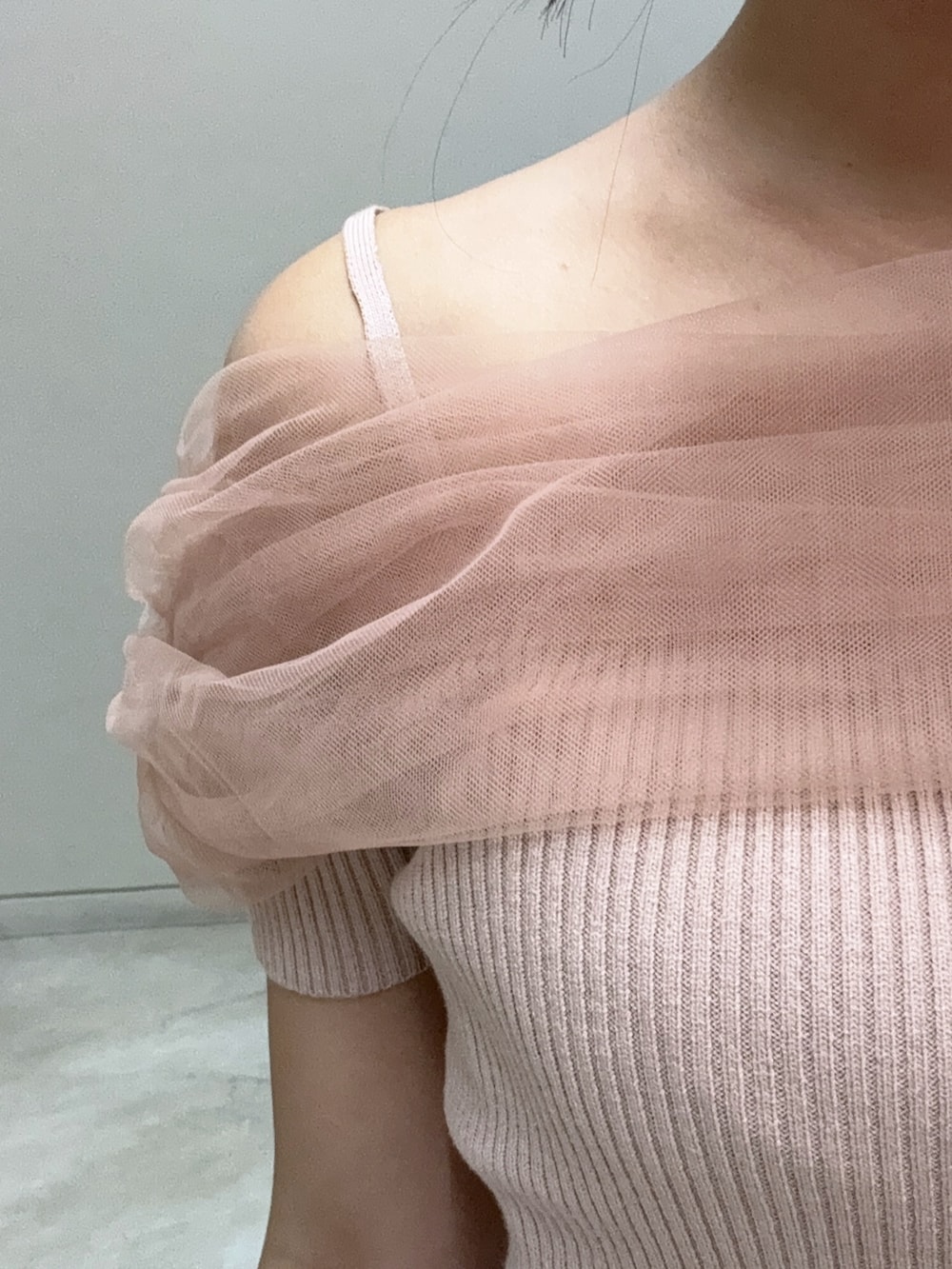 ピンク系のニット/セーター、ブルー系のデニムパンツ、ホワイト系のサンダルを着用したレディースの春コーディネートの5枚目の写真