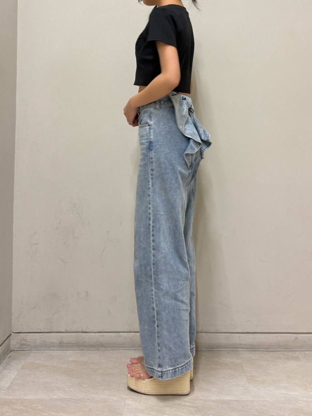 ホワイト系のサンダル、ブルー系のデニムパンツ、ブラック系のTシャツ/カットソーを着用したレディースの夏コーディネートの2枚目の写真
