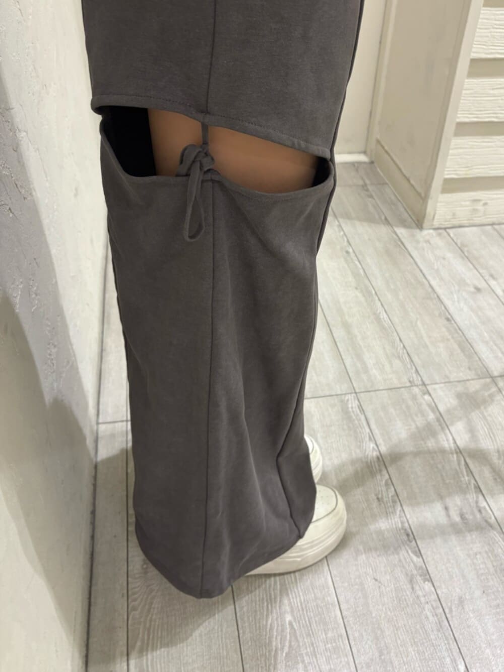 グレー系のTシャツ/カットソー、グレー系のその他パンツを着用したレディースの春コーディネートの4枚目の写真