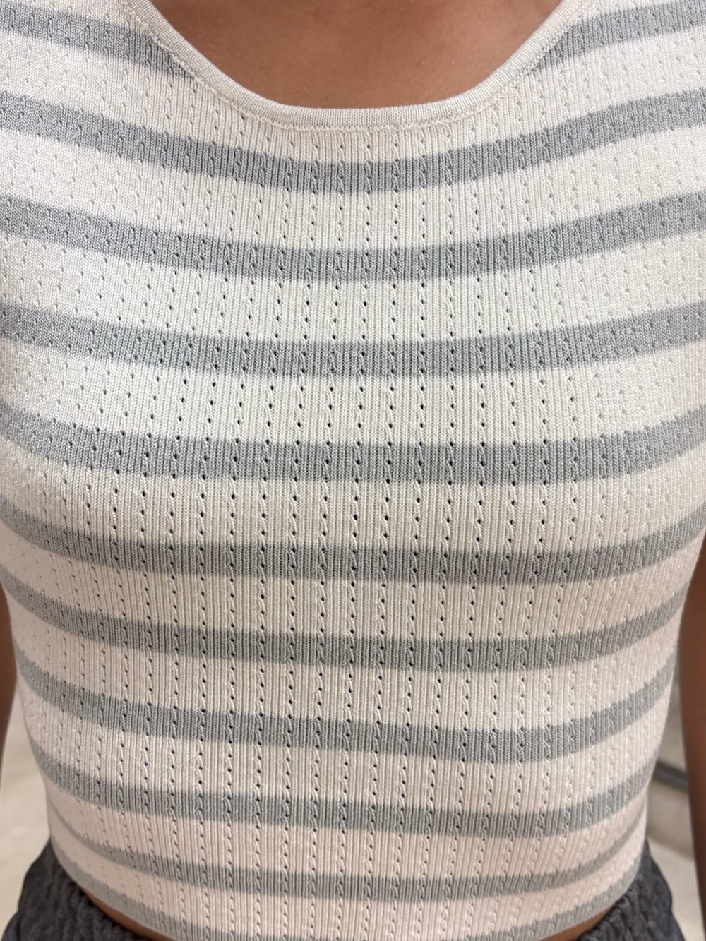 その他のタンクトップ、グレー系のスウェットパンツ、ホワイト系のサンダルを着用したレディースの夏コーディネートの5枚目の写真