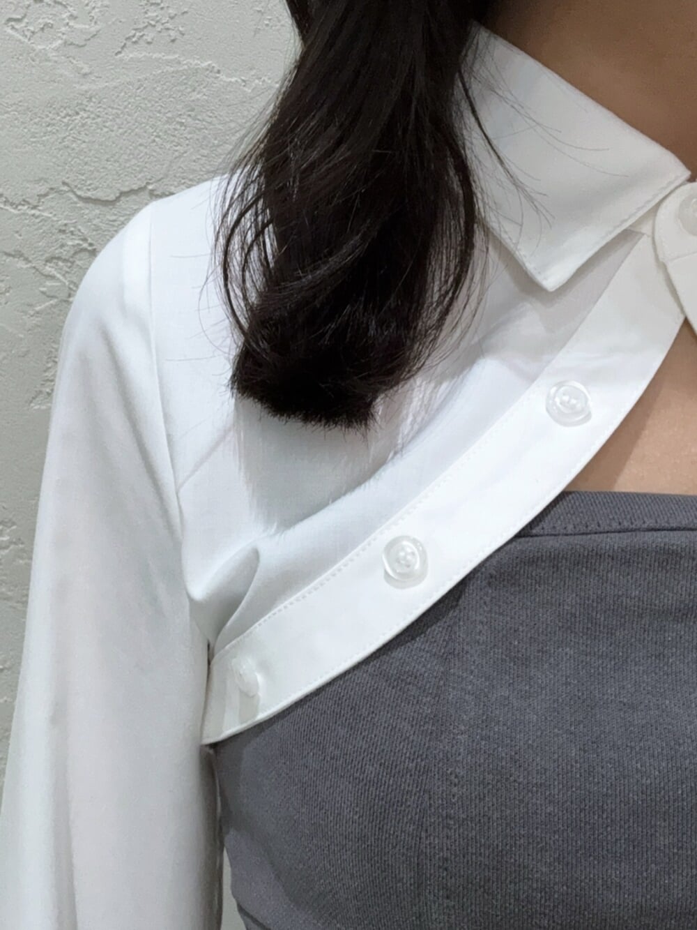 グレー系のTシャツ/カットソー、グレー系のその他パンツを着用したレディースの春コーディネートの5枚目の写真