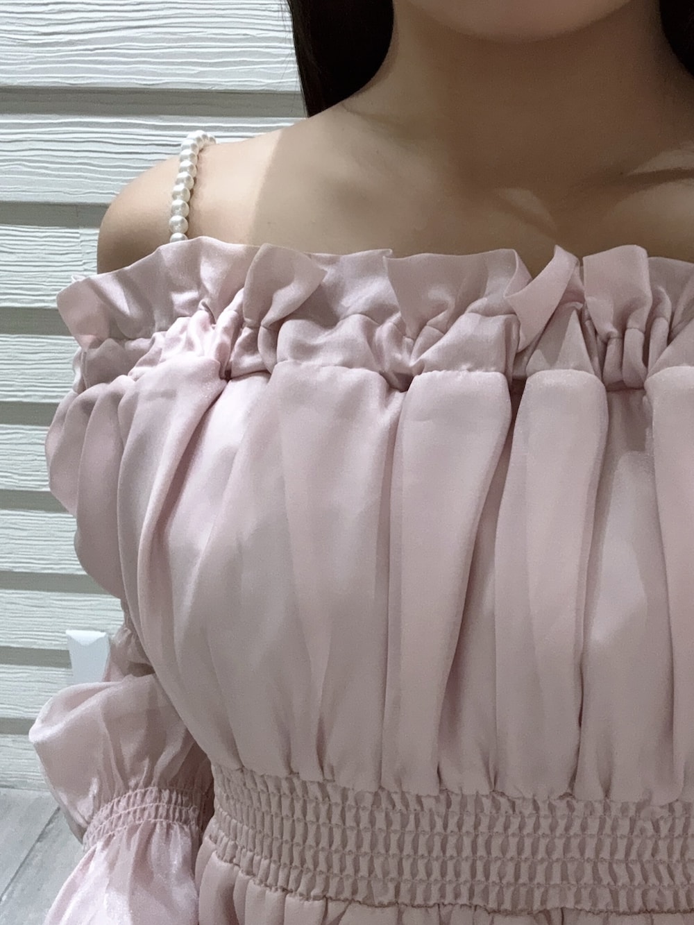 ピンク系のシャツ/ブラウス、ブルー系のデニムパンツ、ホワイト系のパンプスを着用したレディースの冬コーディネートの4枚目の写真