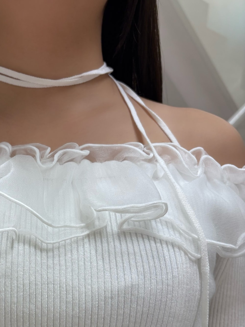 ホワイト系のニット/セーター、ホワイト系のスカート、ホワイト系のパンプスを着用したレディースの冬コーディネートの4枚目の写真