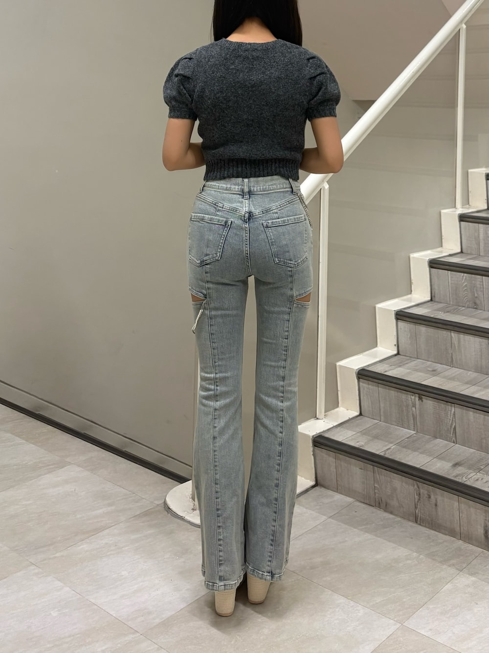 グレー系のニット/セーター、ブルー系のデニムパンツ、ホワイト系のサンダルを着用したレディースの夏コーディネートの3枚目の写真