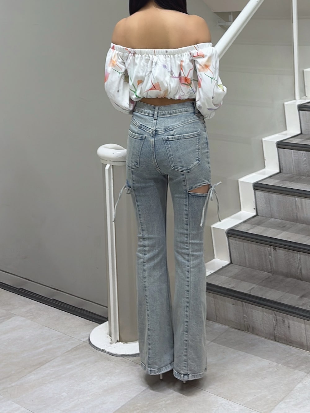 ホワイト系のシャツ/ブラウス、ブルー系のデニムパンツ、ホワイト系のパンプスを着用したレディースの冬コーディネートの3枚目の写真