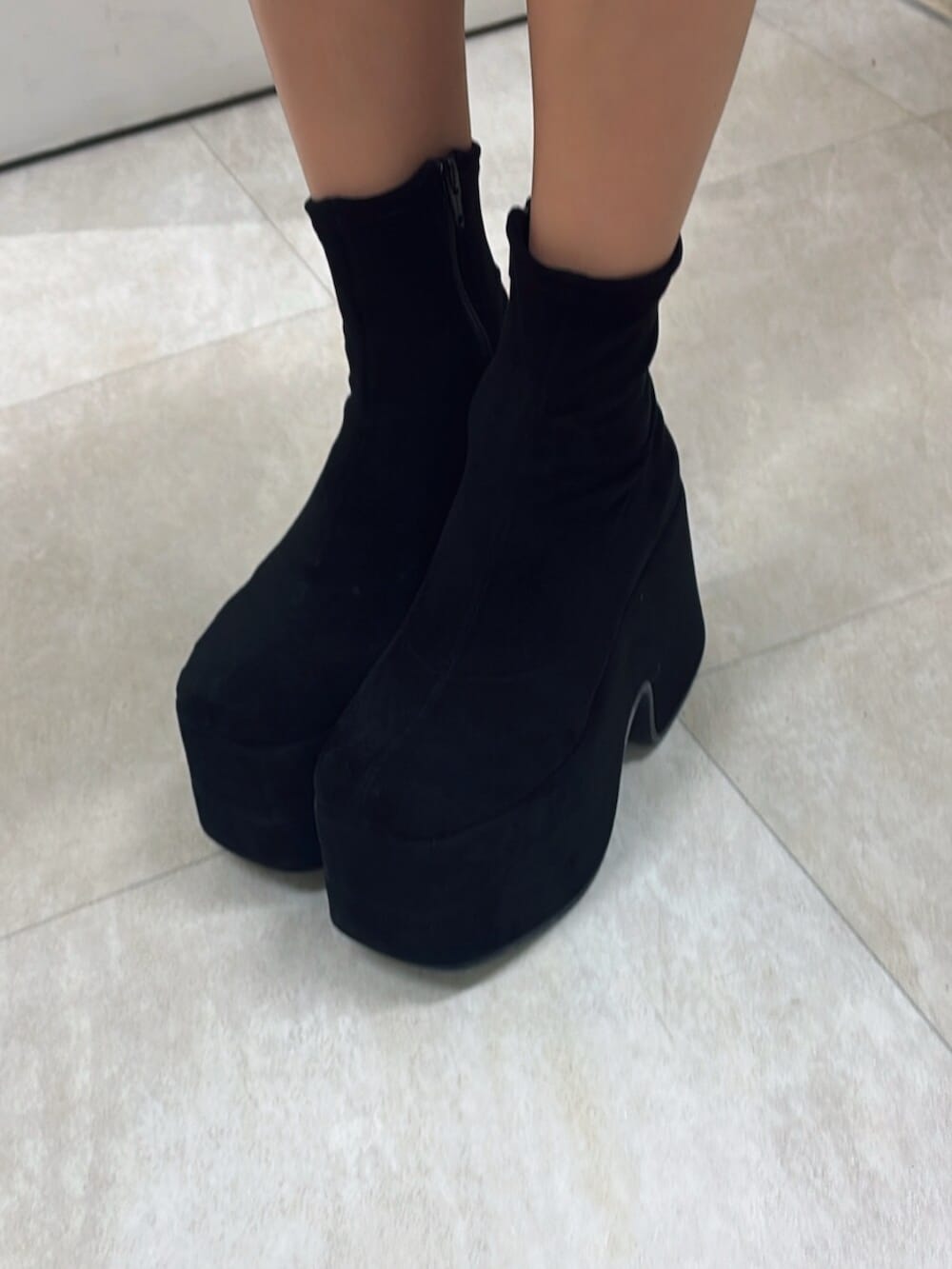 ブラック系のブーツ、レッド系のニット/セーター、その他のその他パンツを着用したレディースの夏コーディネートの5枚目の写真