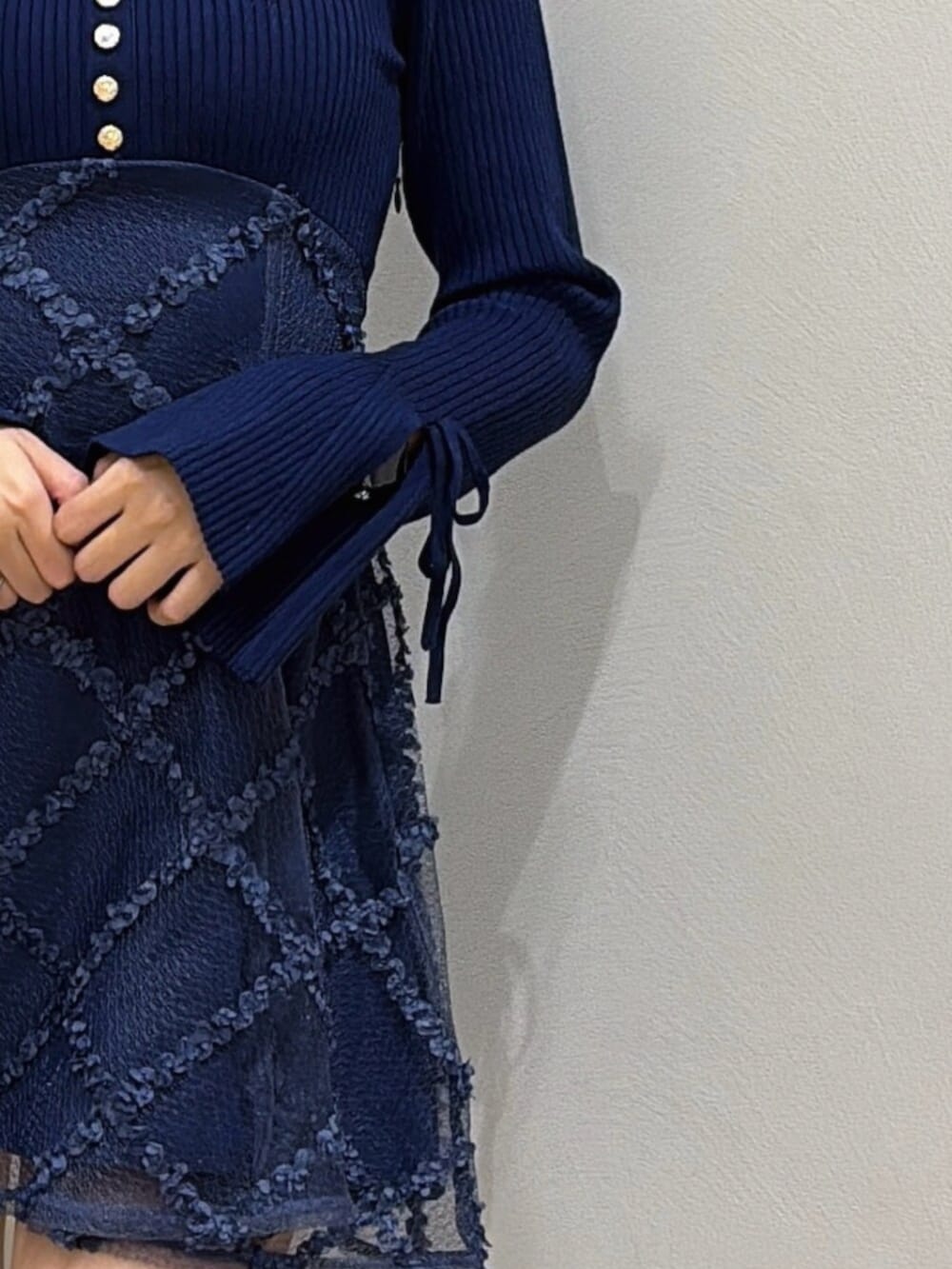 ブルー系のワンピース、ブラック系のブーツを着用したレディースの秋コーディネートの4枚目の写真