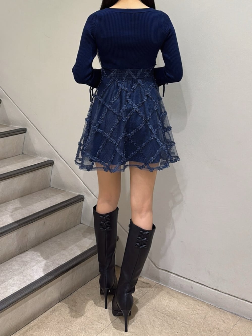 ブルー系のワンピース、ブラック系のブーツを着用したレディースの秋コーディネートの3枚目の写真