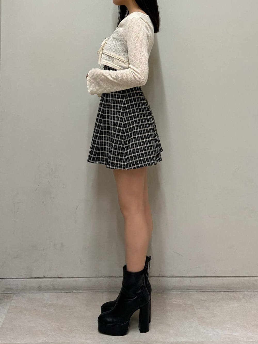 その他のワンピース、ブラック系のブーツを着用したレディースの春コーディネートの2枚目の写真