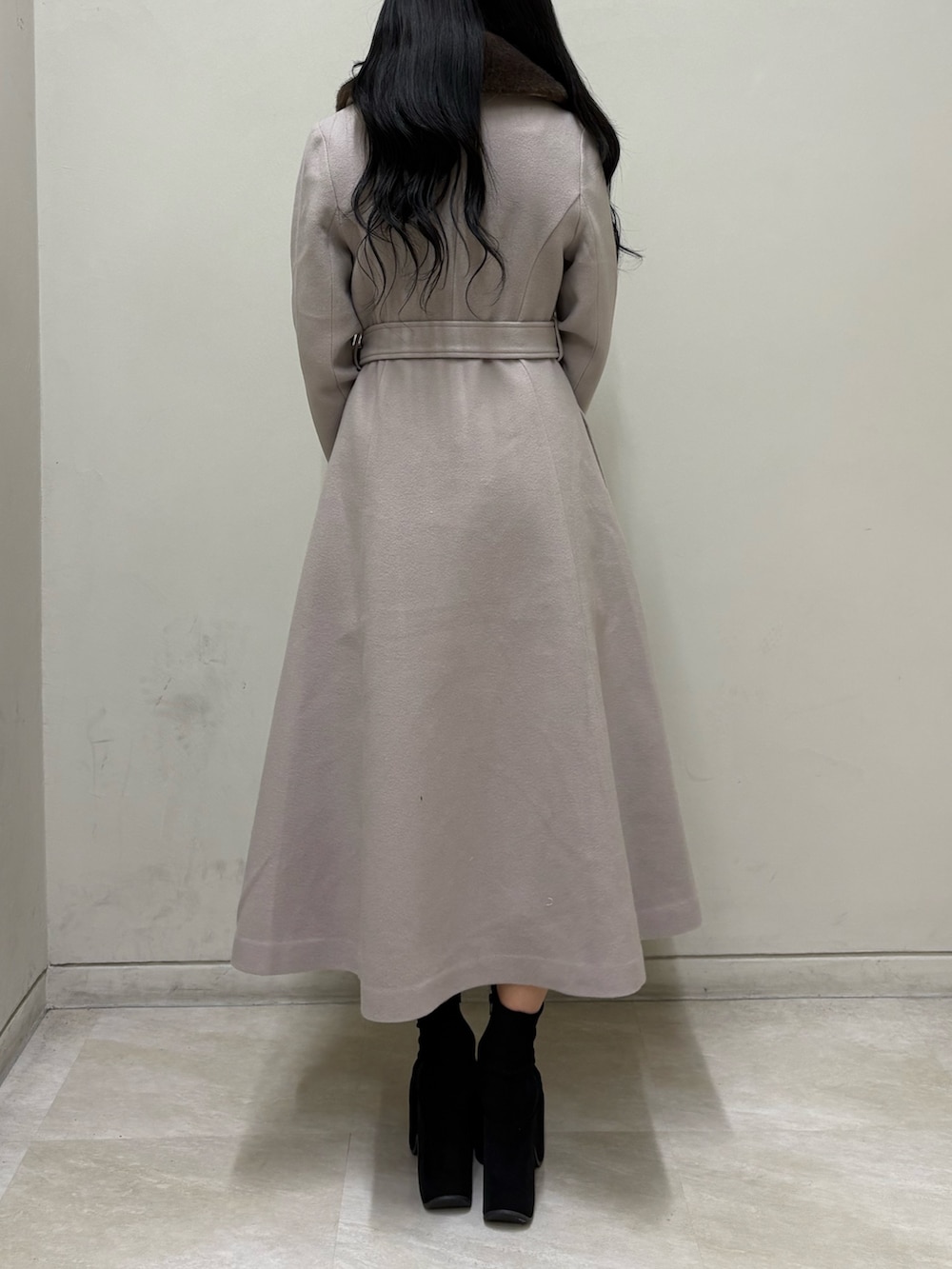 ベージュ系のその他アウター、ブラック系のブーツ、ブラウン系のハンドバッグを着用したレディースの冬コーディネートの3枚目の写真