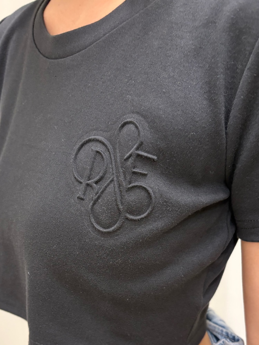 ホワイト系のサンダル、ブルー系のデニムパンツ、ブラック系のTシャツ/カットソーを着用したレディースの夏コーディネートの4枚目の写真