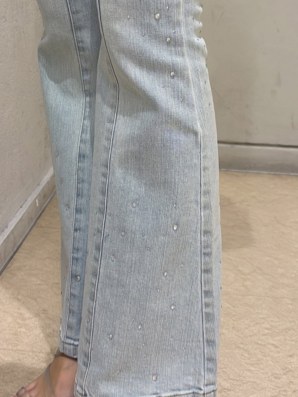 ブルー系のニット/セーター、ブルー系のデニムパンツ、ホワイト系のサンダルを着用したレディースの春コーディネートの5枚目の写真