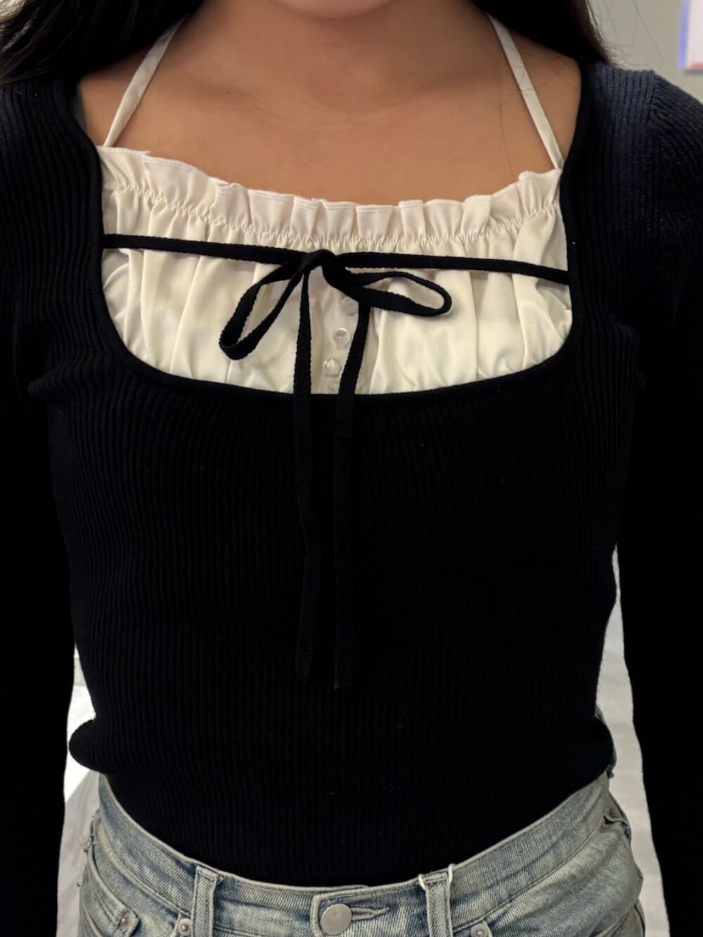 ブラック系のニット/セーター、ブルー系のデニムパンツ、ブラック系のキャップを着用したレディースの冬コーディネートの4枚目の写真