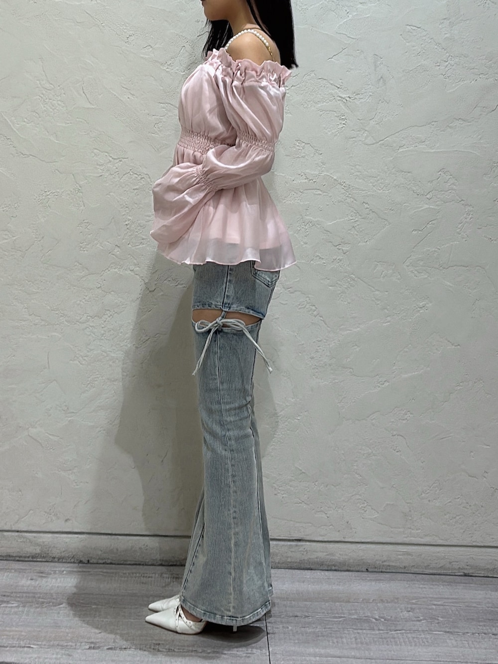 ピンク系のシャツ/ブラウス、ブルー系のデニムパンツ、ホワイト系のパンプスを着用したレディースの冬コーディネートの2枚目の写真