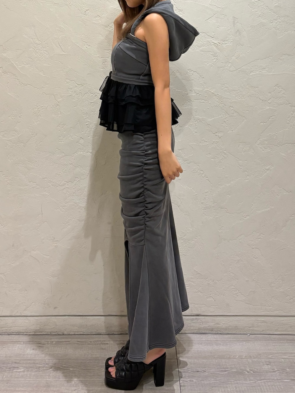 ブラック系のサンダル、グレー系のキャミソール、グレー系のスカートを着用したレディースの夏コーディネートの2枚目の写真