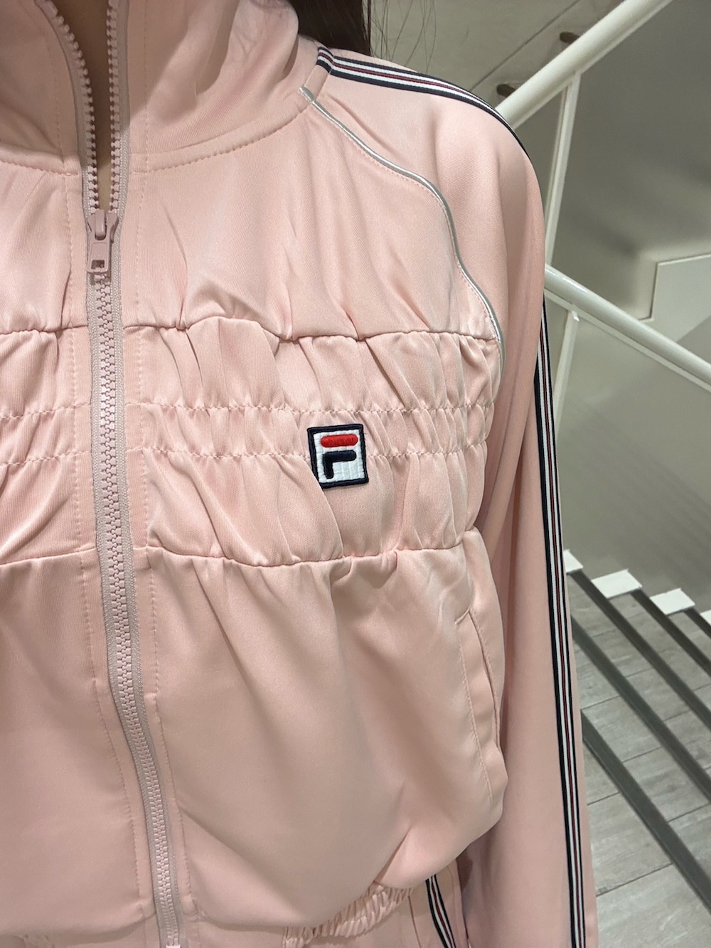 ピンク系のその他アウター、ピンク系のその他パンツを着用したレディースの冬コーディネートの4枚目の写真