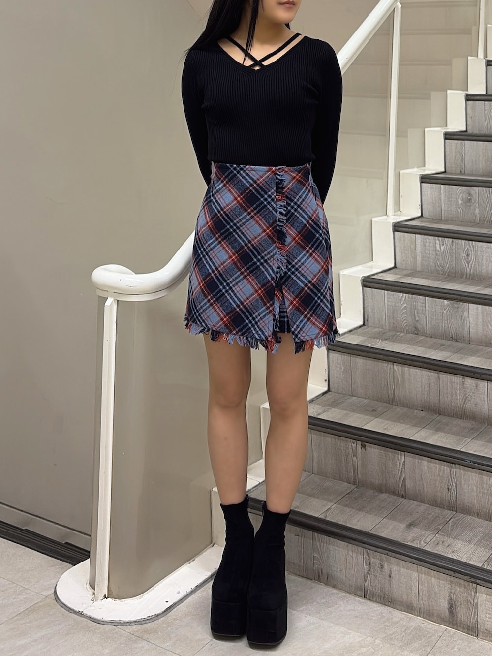 ブラック系のブルゾン、ブルー系のスカート、ブラック系のニット/セーターを着用したレディースの冬コーディネートの3枚目の写真