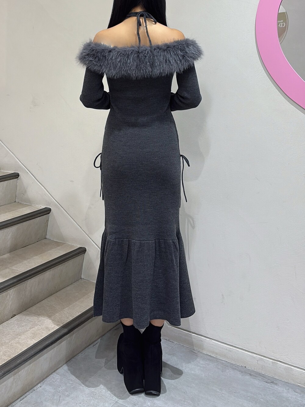 グレー系のワンピース、ブラック系のブーツを着用したレディースの秋コーディネートの3枚目の写真