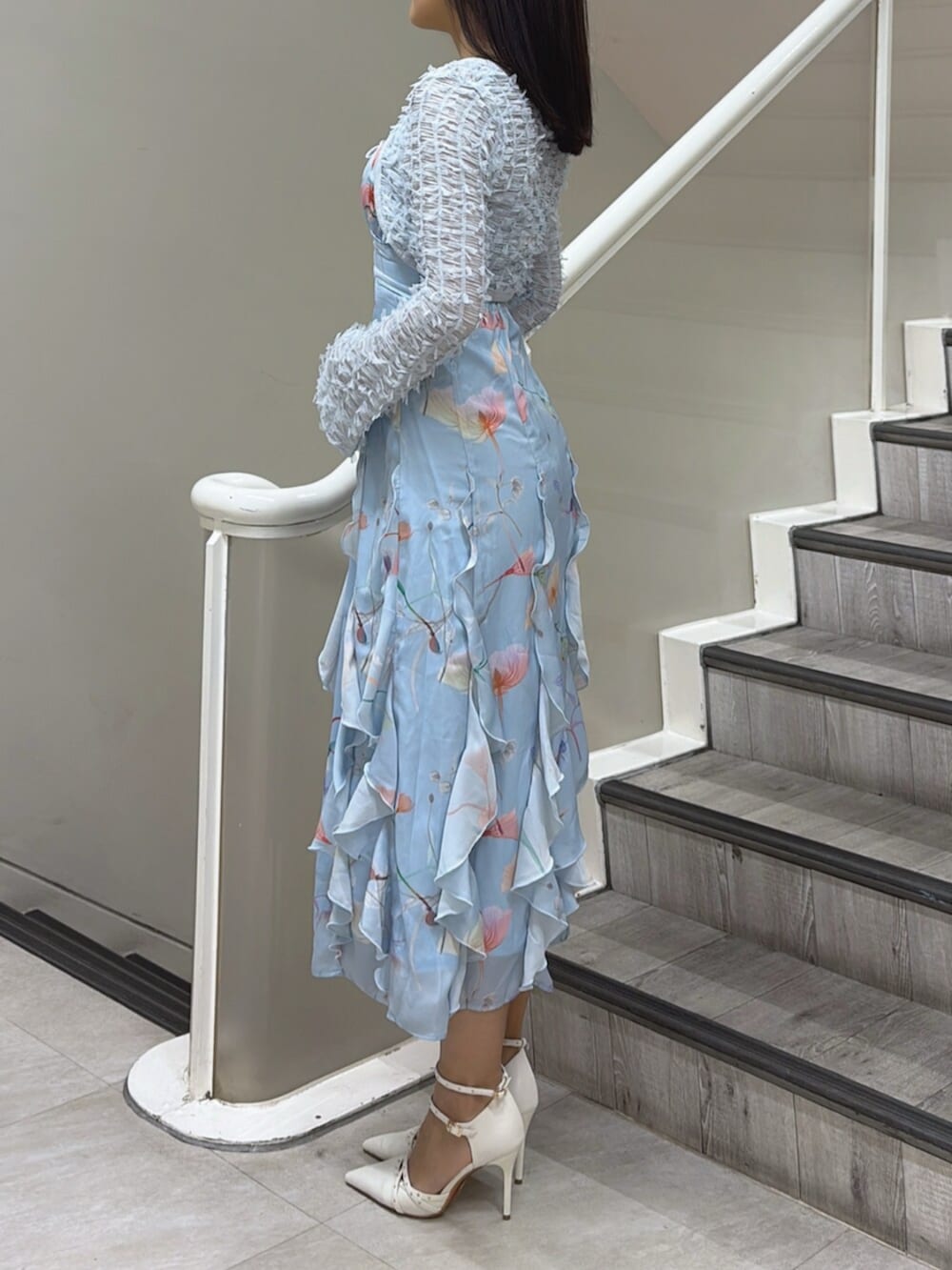 ホワイト系のパンプス、ブルー系のワンピースを着用したレディースの冬コーディネートの2枚目の写真