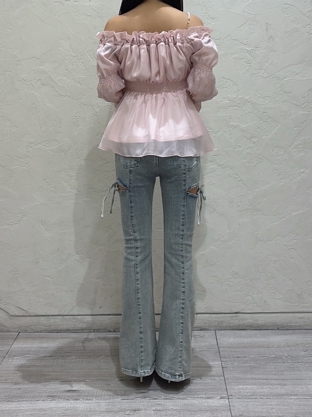 ピンク系のシャツ/ブラウス、ブルー系のデニムパンツ、ホワイト系のパンプスを着用したレディースの冬コーディネートの3枚目の写真