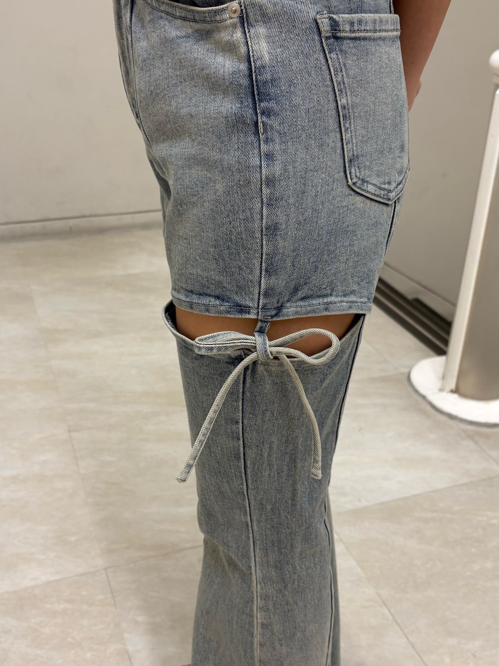 ホワイト系のシャツ/ブラウス、ブルー系のデニムパンツ、ホワイト系のサンダルを着用したレディースの夏コーディネートの5枚目の写真