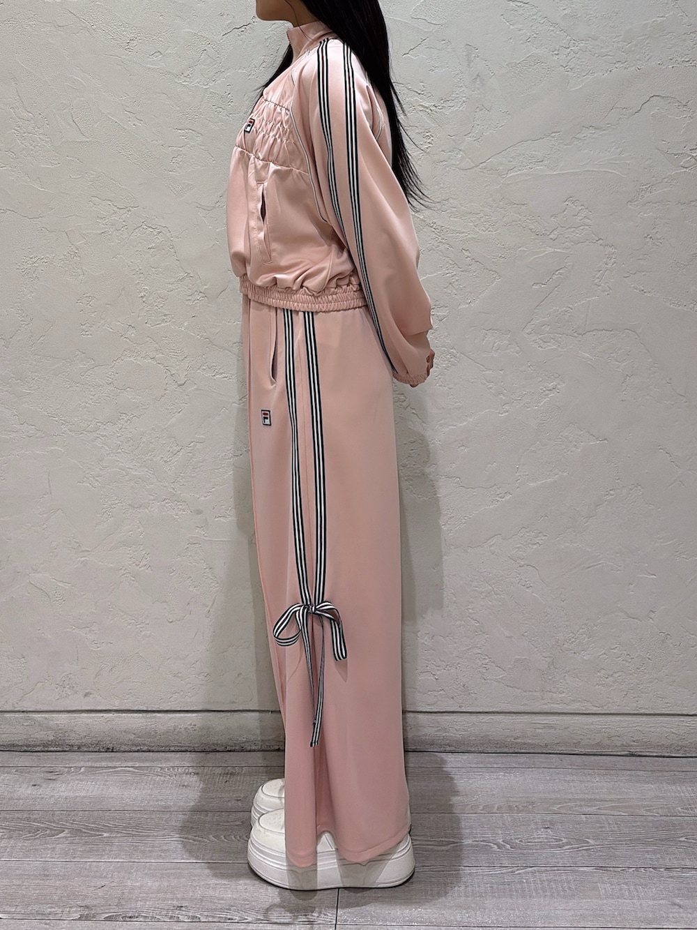 ピンク系のその他アウター、ピンク系のその他パンツを着用したレディースの冬コーディネートの2枚目の写真