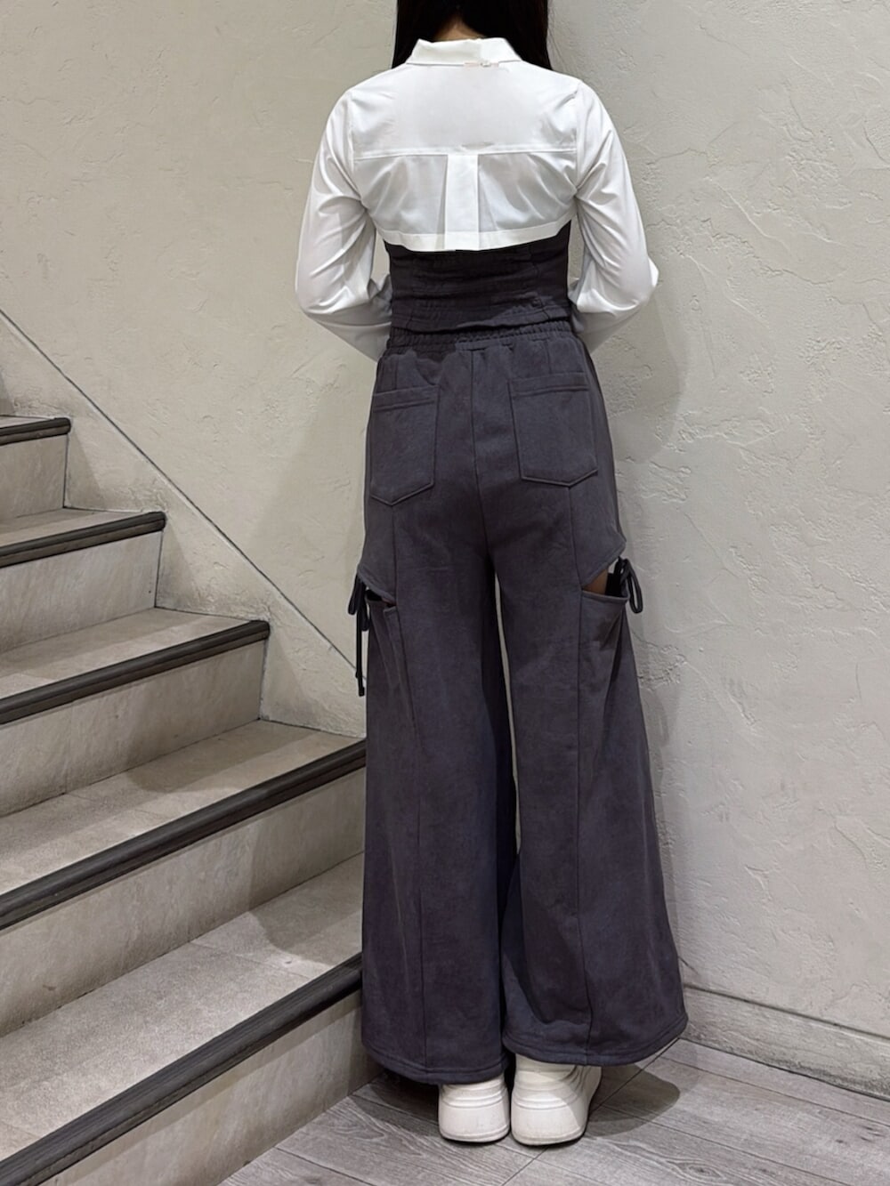 グレー系のTシャツ/カットソー、グレー系のその他パンツを着用したレディースの春コーディネートの3枚目の写真