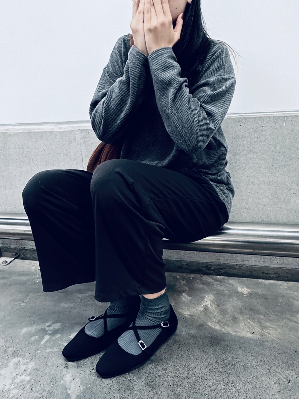 ブラック系のバレエシューズ、グレー系のレッグウェアを着用したレディースの冬コーディネートの2枚目の写真