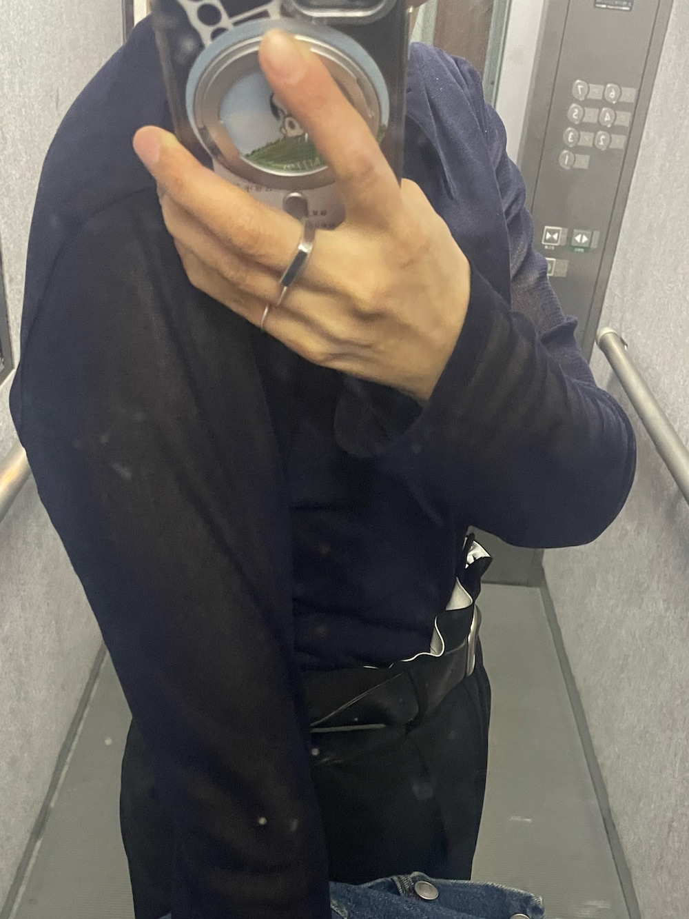 ブラック系のパンプス、ブラック系のスラックス、ブルー系のデニムジャケットを着用したレディースの春コーディネートの2枚目の写真