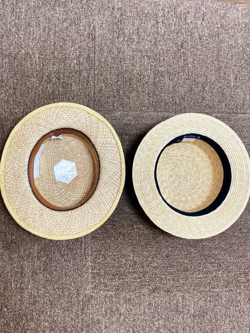 ホワイト系のシャツ/ブラウス、グリーン系のカーゴパンツ、ブラック系のドレスシューズを着用したメンズの夏コーディネートの4枚目の写真