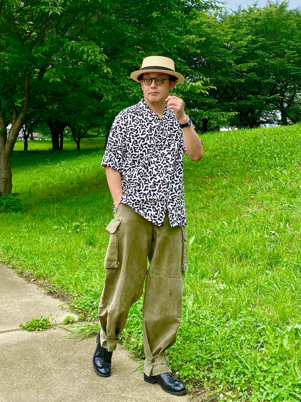 ホワイト系のシャツ/ブラウス、グリーン系のカーゴパンツ、ブラック系のドレスシューズを着用したメンズの夏コーディネートの5枚目の写真