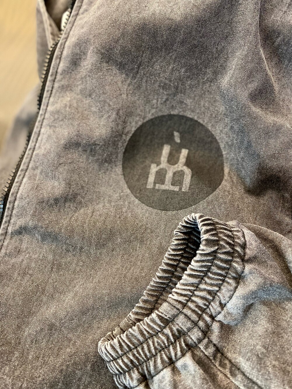 ブラック系のニット/セーターを着用したメンズの秋コーディネートの4枚目の写真